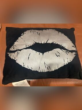 DORMIFY Velvet Kiss Throw Pillow Black/Silver Metallic Kiss (used)